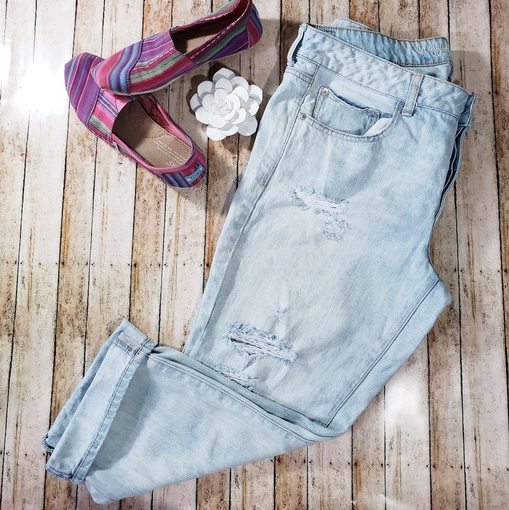American Eagle boy crop capris light wash distress